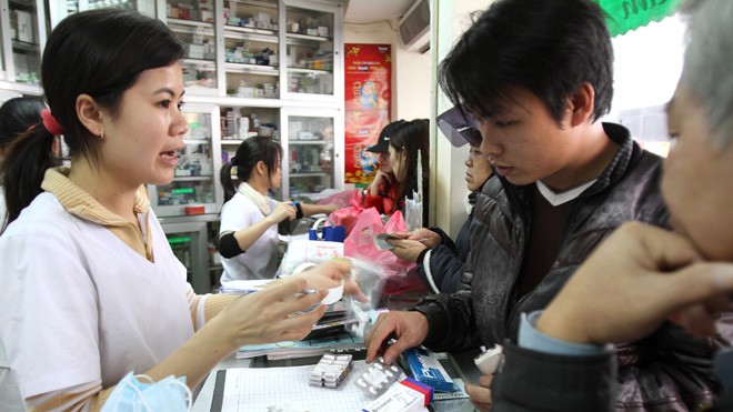 Người dân mua thuốc tại bệnh viện Bạch Mai, Hà Nội. Ảnh: Như Ý