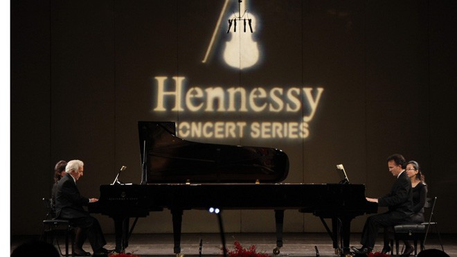 Hai cha con nghệ sĩ dương cầm người Nga đem đến một đêm hòa nhạc khó quên cho khán giả Hà Nội. Ảnh: NĐT