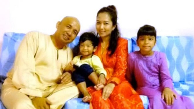 Cơ trưởng Zaharie Ahmad Shah cùng vợ và hai trong số ba người con của họ. Ảnh: Daily Mail