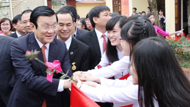 Học sinh trường chuyên Phan Bội Châu hân hoan đón tiếp Chủ tịch nước
