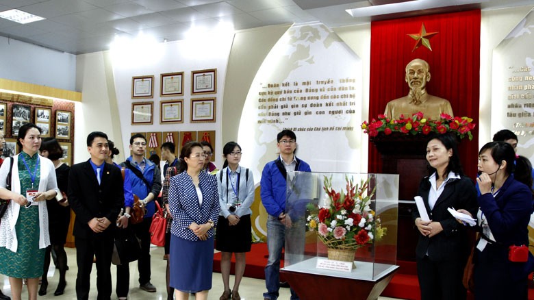 Đoàn đại biểu thanh niên Trung Quốc thăm phòng truyền thống Cảng hải Phòng