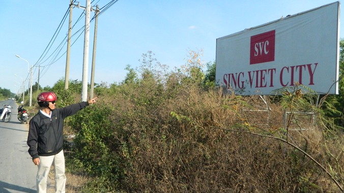 Khu đô thị Sing-Việt (xã Lê Minh Xuân, huyện Bình Chánh, TPHCM) vẫn còn là bãi đất hoang um tùm. ảnh: LT