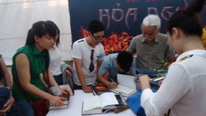 Dịch giả Nguyễn Xuân Hồng ký tặng bạn đọc tại Hội chợ sách