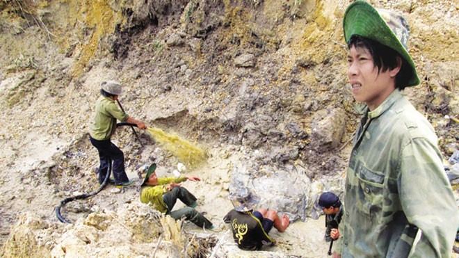 Một cai vàng ở Trung Mang (phải) và cảnh bới tung rừng núi tìm vàng. Ảnh: nam cường