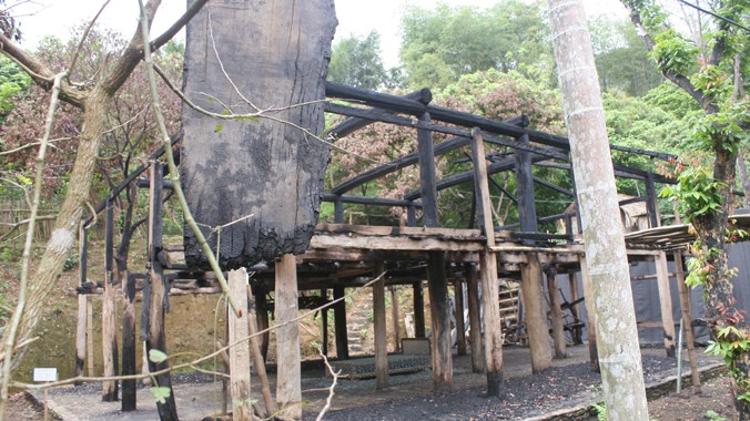 Hiện trạng còn lại của nhà Lang trong khuôn viên Bảo tàng không gian văn hóa Mường (ảnh chụp trưa ngày 24/3)