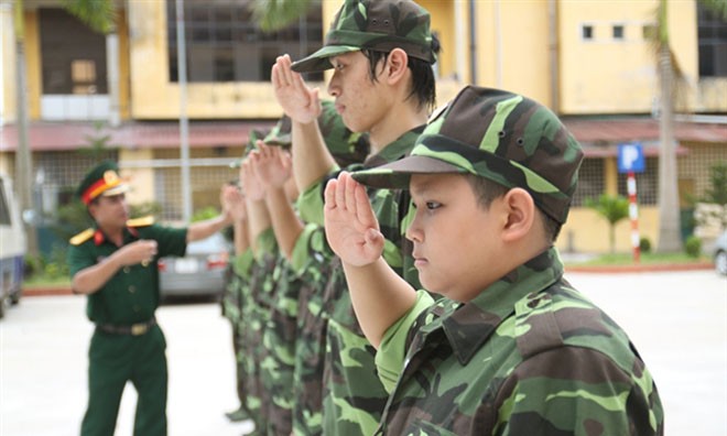 Các em học sinh tham gia học kỳ quân đội. Ảnh: Minh họa
