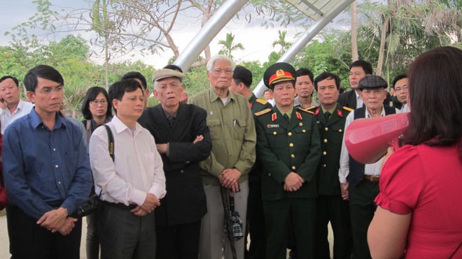 Cựu chiến binh Nguyễn Việt, Đỗ Hạp (lần lượt thứ ba, thứ tư từ trái qua) thăm lại di tích hầm Đờ cát ở Điện Biên Phủ