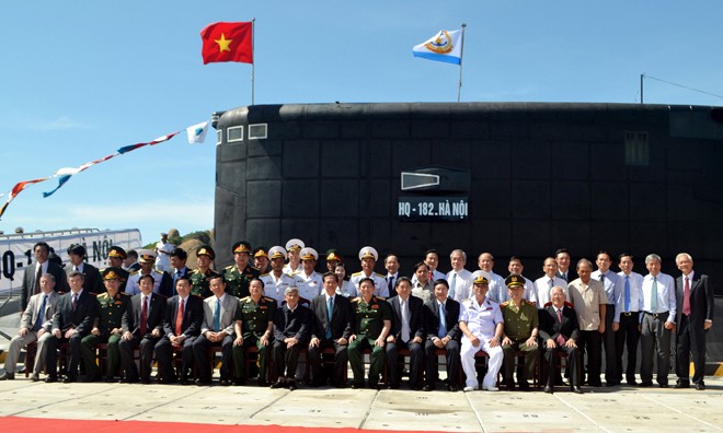 Thủ tướng Nguyễn Tấn Dũng chụp ảnh chung với các vị lãnh đạo Đảng, chính quyền và Quân đội trên tàu HQ182 – Hà Nội. Ảnh: PV.