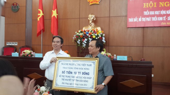 Thống đốc trao tặng 10 tỷ cho tỉnh Đắk Nông xây dựng trường