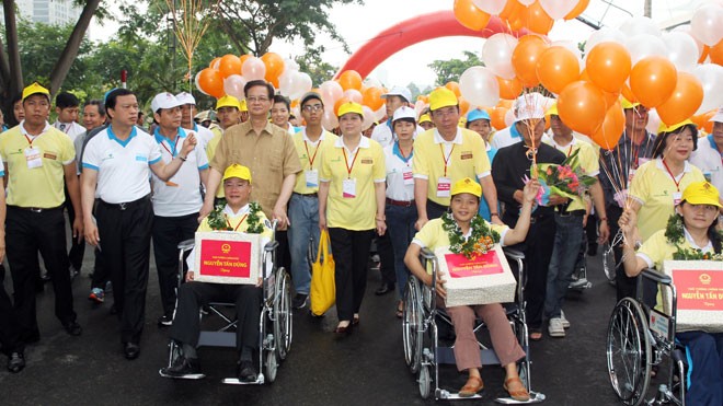Thủ tướng Nguyễn Tấn Dũng và các đại biểu đi bộ với người khuyết tật tại chương trình ảnh: Đức Tám