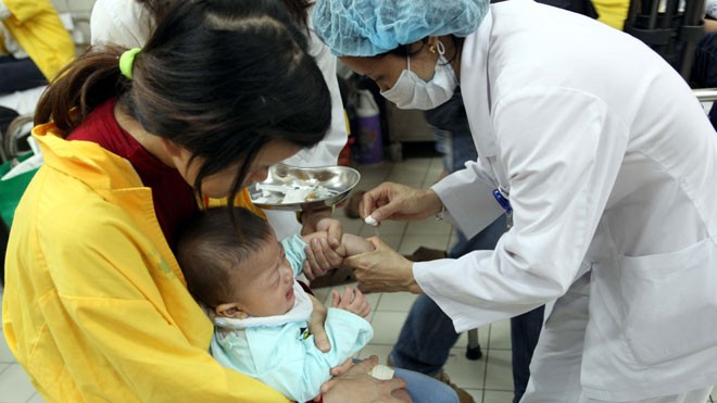 Bác sĩ đang điều trị cho bệnh nhi nhiễm bệnh sởi tại khoa nhi Bệnh viện Bạch Mai-Hà Nội Ảnh: ngọc châu
