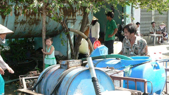 Người dân mua nước sạch ở huyện Nhà Bè (TPHCM). Ảnh: LT