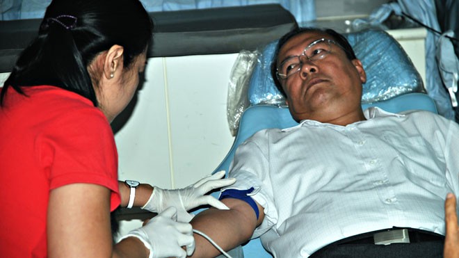 Chủ tịch UBND TP Cần Thơ Lê Hùng Dũng hiến máu tình nguyện. ẢNH: HÒA HỘI