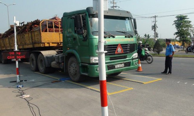 Trạm kiểm trả tải trọng xe lưu động vừa đưa vào hoạt động ngày 1/4 tại Km 973 trên QL1A qua địa bàn Đà Nẵng. Ảnh: Infonet.