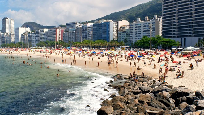 Đông đảo du khách chọn Copacabana là điểm đến hè này. Ảnh: Thái Ngân