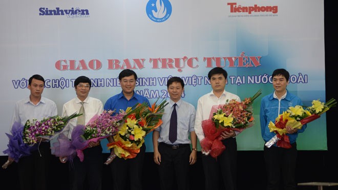 Các vị khách mời tham dự buổi giao lưu và ông Trần Thanh Lâm - Phó TBT báo Tiền Phong (thứ ba từ phải sang)