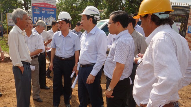 Thứ trưởng GTVT Nguyễn Hồng Trường (thứ 3 từ phải sang) kiểm tra thực địa dự án tại Tây Nguyên