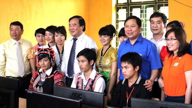Bàn giao phòng máy tính cho trường PTDTNT ở Điện Biên