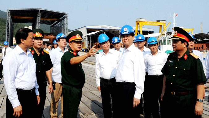 Thủ tướng thăm một nhà máy đóng tàu tại Đà Nẵng vào chiều 14/4. ảnh: Nam Cường
