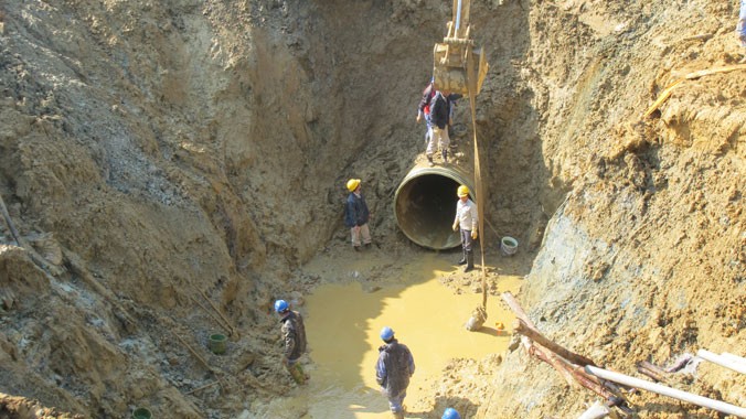 Công nhân khắc phục đường ống nước sông Đà bị vỡ gần đây. Ảnh: HQ