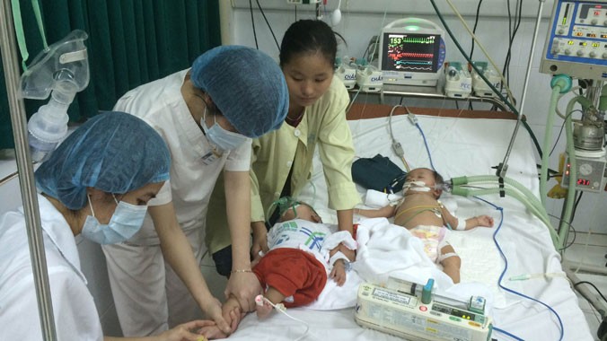 Điều trị bệnh nhi bị sởi tại Hà Nội