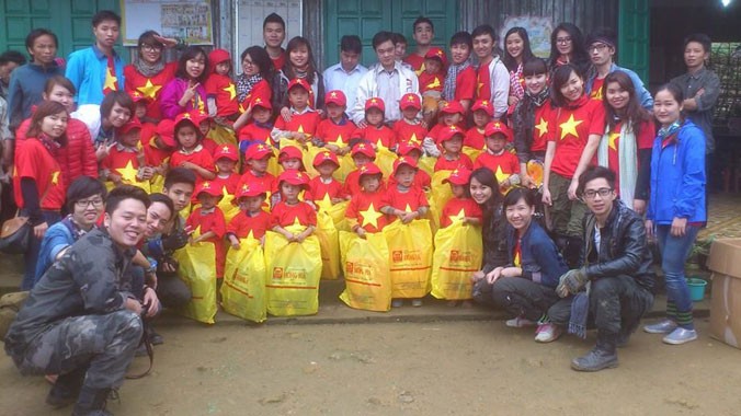 Tặng quà cho các học sinh tại xã Túc Đán, huyện Trạm Tấu, Yên Bái trong chương trình Nét bút thơ ngây 5