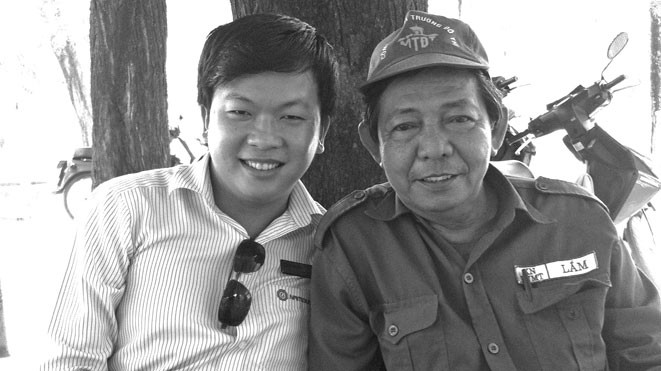 Bác Huỳnh Văn Lắm (bên phải) say sưa kể câu chuyện chữa bệnh khớp