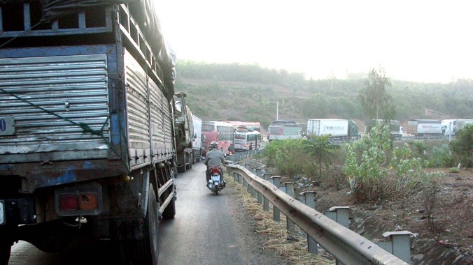 Hàng trăm xe tải né trạm cân gây ách tắc dài 3km trên QL 1A tại Phú Yên sáng 14/4. Ảnh: Văn Tài