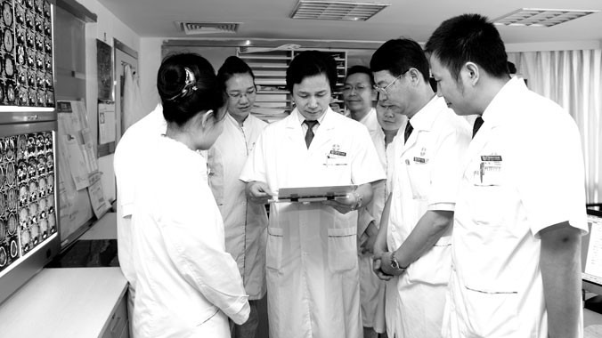 Các chuyên gia đang hội chẩn tại bệnh tại Bệnh viện Ung Bướu Hiện Đại Quảng Châu