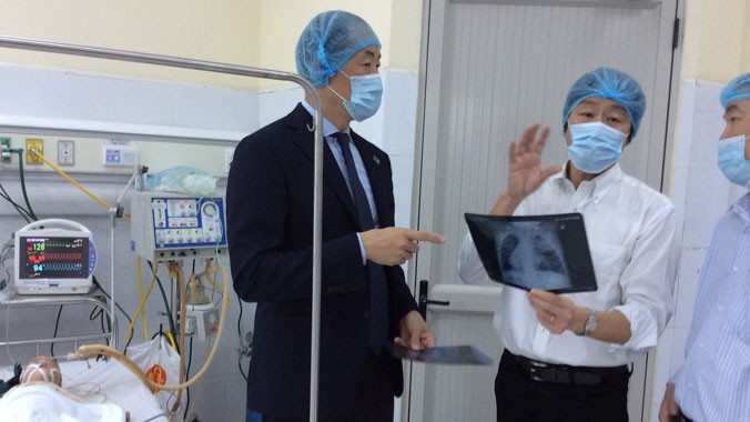 Ông Kansai, trưởng đại diện tổ chức Y tế thế giới, thăm bệnh nhi sởi tại BV Nhi T.Ư. ảnh: Thái Hà
