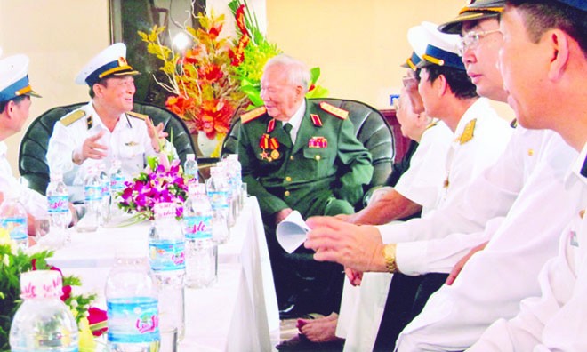 Đại tướng Lê Đức Anh, nguyên Bộ trưởng Bộ Quốc phòng, nguyên Chủ tịch nước làm việc với Bộ chỉ huy quân chủng Hải quân Việt Nam.