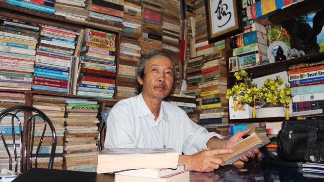  Ông Trương Văn Thông trong thư viện thu nhỏ ở căn nhà của mình