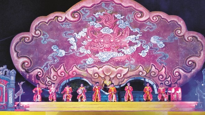Ở Festival, một loạt sân khấu dựng lên dùng được vài ngày. Ảnh: Ngọc Văn.