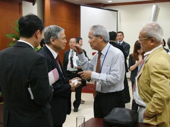  Các nhà khoa học Việt kiều thảo luận bên lề một hội thảo tại TPHCM. Ảnh minh họa: Thu Nguyệt (Kinh tế Sài Gòn Online)