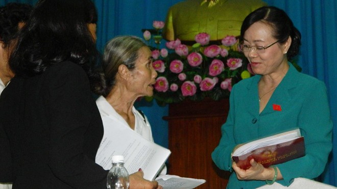 ĐBQH Nguyễn Thị Quyết Tâm, Chủ tịch HĐND TPHCM (bên phải) tiếp xúc cử tri quận 9. ảnh: LT