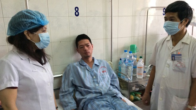 Bộ trưởng Bộ Y tế Nguyễn Thị Kim Tiến thăm bệnh nhân sởi tại BV Bệnh Nhiệt đới T.Ư. Ảnh: T.Hà