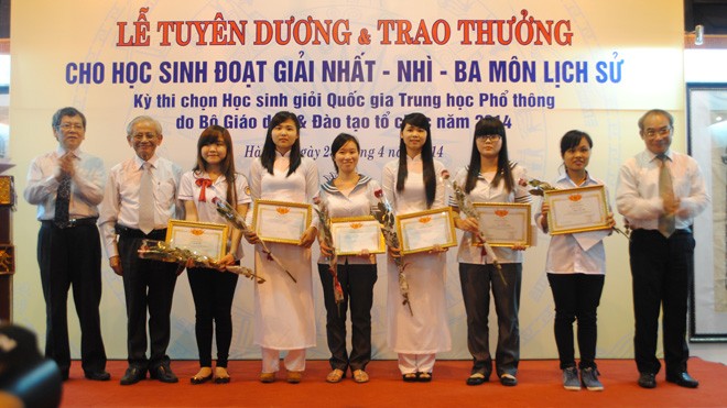GS Phan Huy Lê và đại diện lãnh đạo Bộ GD&ĐT, Ban tuyên giáo Trung ương trao thưởng cho sáu em đạt giải nhất. ảnh: Như Ý