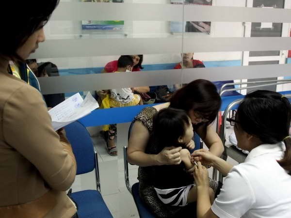Tiêm phòng sởi cho trẻ tại Hà Nội. Ảnh: Quý Trung/TTXVN