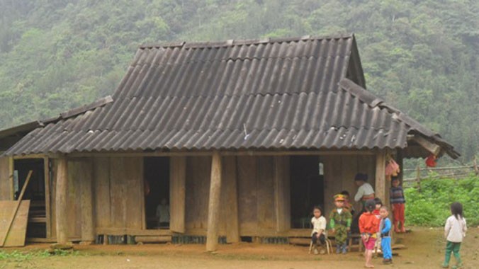 Ngôi trường mầm non thôn Son xiêu vẹo ọp ẹp. ảnh: Phạm Nhài