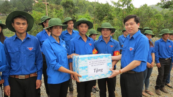 Anh Nguyễn Long Hải tặng quà đội thanh niên xung kích tình nguyện của Huyện Đoàn Quảng Trạch đang phục vụ tại khu mộ Đại tướng