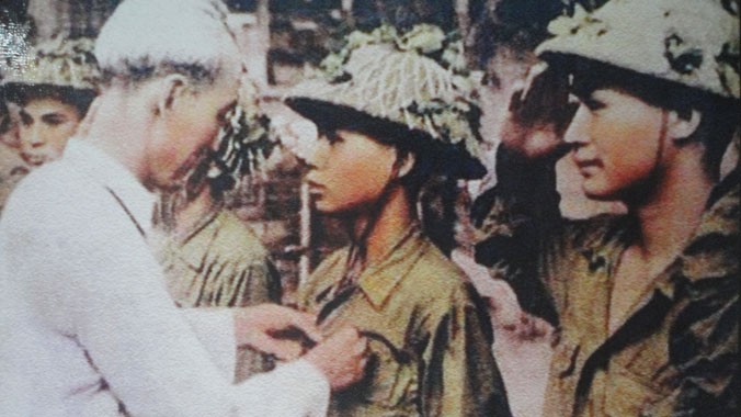 Bác Hồ gắn Huy hiệu Điện Biên cho chiến sĩ Hoàng Đăng Vinh (Ảnh chụp lại từ tư liệu gia đình)
