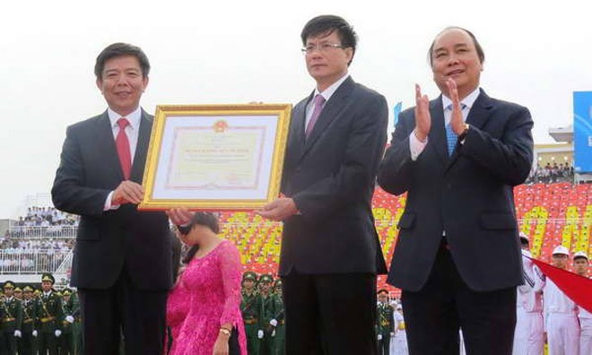 Phó Thủ tướng Nguyễn Xuân Phúc dự lễ đón nhận Huân chương Hồ Chí Minh tại tỉnh Quảng Bình. (Ảnh: Đức Thọ- Mạnh Thành/TTXVN)