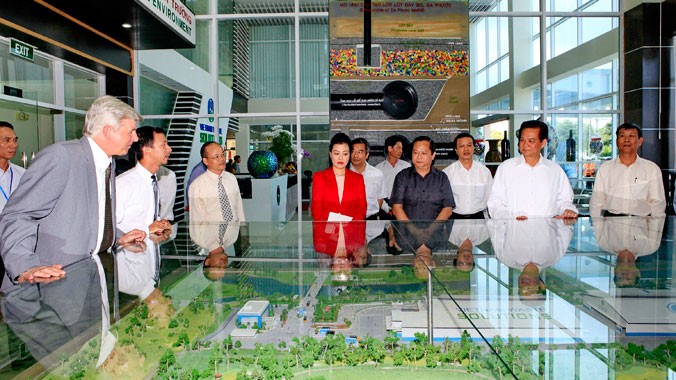 Thủ tướng Nguyễn Tấn Dũng đánh giá cao dự án xử lý rác hiện đại của ông David Dương ở TPHCM trong chuyến thăm đầu năm 2014. Ảnh: L.N