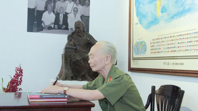 Bức tượng Đại tướng Võ Nguyên Giáp trong triển lãm