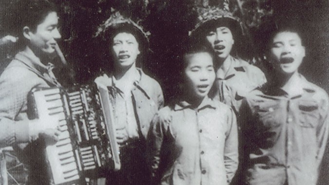 Đoàn văn công Bucarest biểu diễn trên đường chiến dịch. Từ trái qua: Lương Ngọc Trác, Tạ Điền, Trúc Thúy, Phan Hồ, Cát Giao