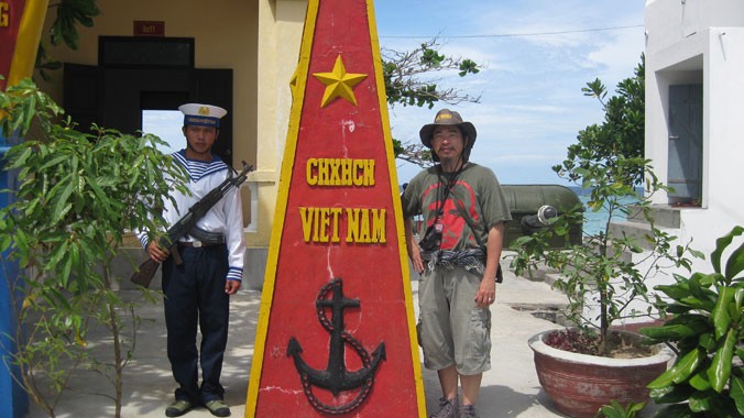 Nhà báo Etcetera Nguyễn (phải) tại đảo Sinh Tồn Đông - quần đảo Trường Sa (Ảnh do nhân vật cung cấp)