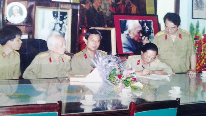 Thượng tá Trần Thanh Hằng (thứ 2 từ phải sang) và Đại tướng Võ Nguyên Giáp