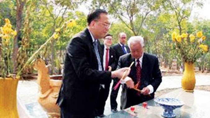 Ông Lê Thành Ân, Tổng Lãnh sự Hoa Kỳ (trái) và ông Nguyễn Đạc Thành, Chủ tịch Sáng lập Việt Mỹ thắp hương tại Nghĩa trang Bình An