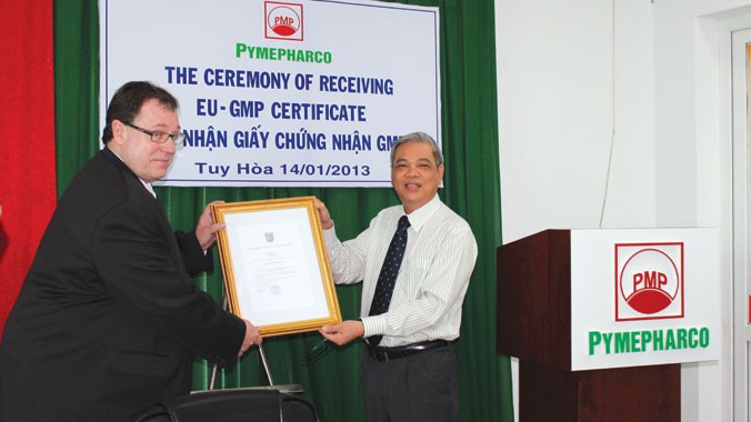 Ông Huỳnh Tấn Nam - Tổng GĐ nhận giấy chứng nhận GMP-EU từ cơ quan quản lý dược phẩm châu Âu