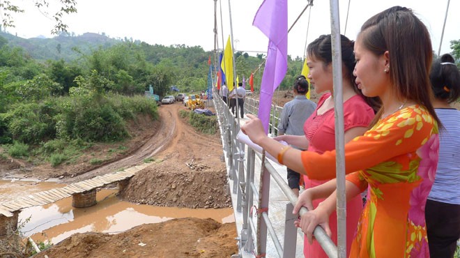 Những cô gái cắm bản tạo dáng bên cầu treo mới Sam Lang (trước mặt họ là cây cầu cũ). Ảnh: Đình Thắng